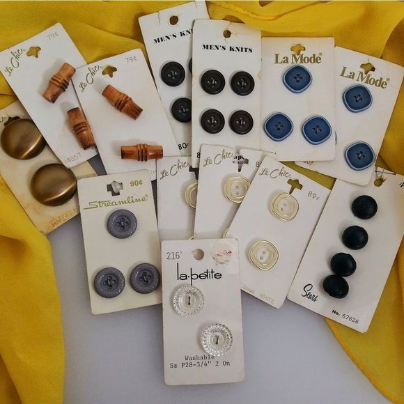 Assorted Vintage Sewing Button Cards - Picture 3 of 6